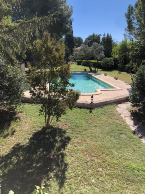 Gite en Provence dans grand jardin avec piscine partagée